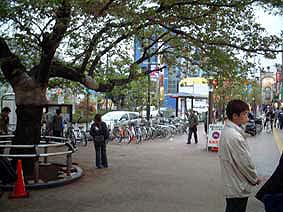 2003年4月現在の駅前